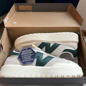 NWT New Balance 302 - Nightwatch Green - M7/W8